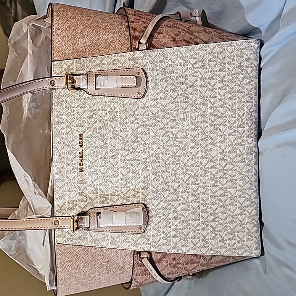 Michael Kors Voyager Bag